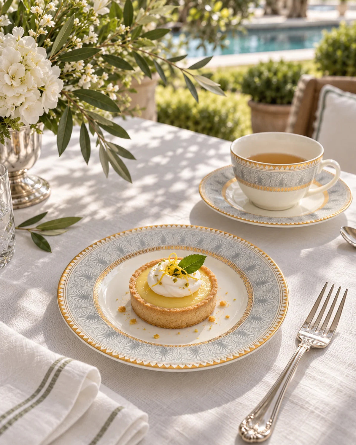 Plato de postre Áurea · ambientación generada · mesa exterior