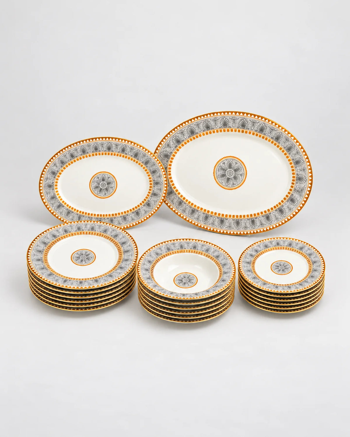 Vajilla Áurea de 20 piezas: 6 platos llanos, 6 hondos, 6 de postre y 2 fuentes; sin tazas