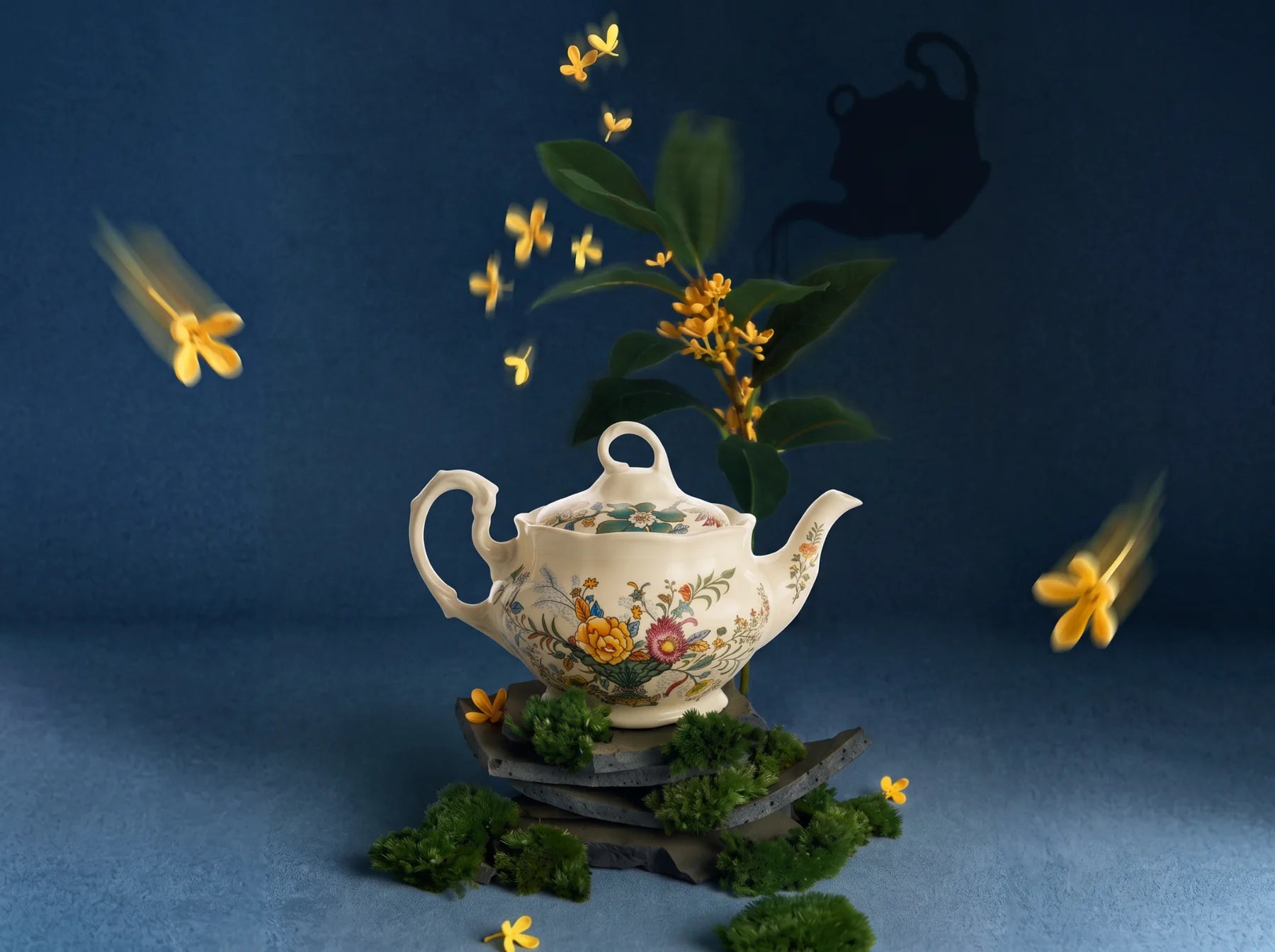 A lively mix of Aurora sub-collections: white pieces, historic florals, Cartuja blue and contemporary colour.