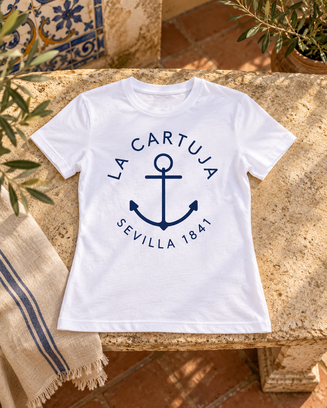 Camiseta blanca La Cartuja en patio mediterráneo