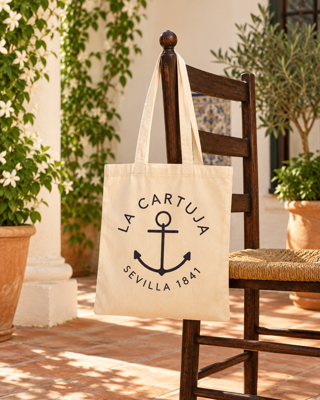Elegant La Cartuja bag in a Sevillian patio