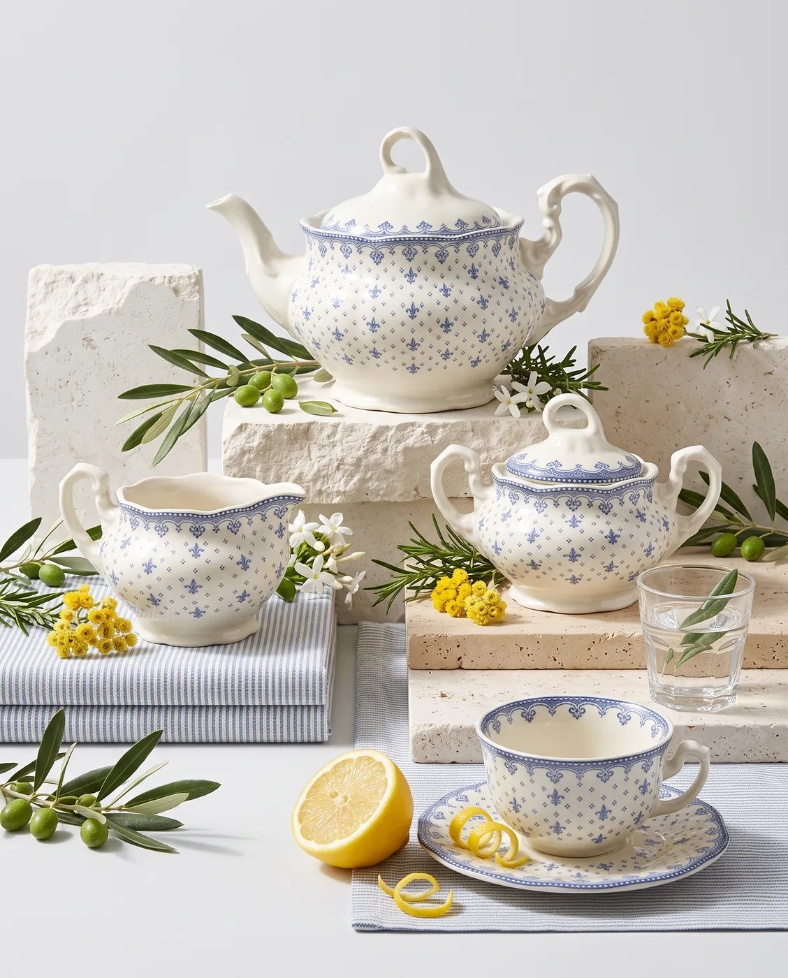 Flor de Lis Azul Tea Set — La Cartuja de Sevilla