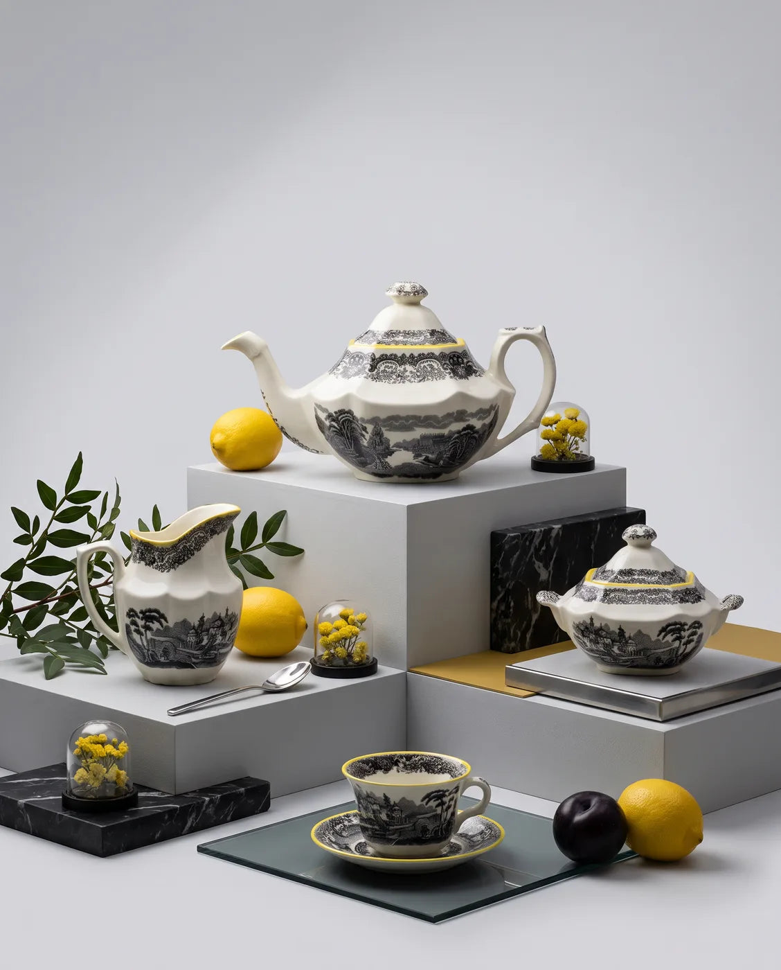 N. Vistas Amarillo A. Stewart Tea Set — La Cartuja de Sevilla
