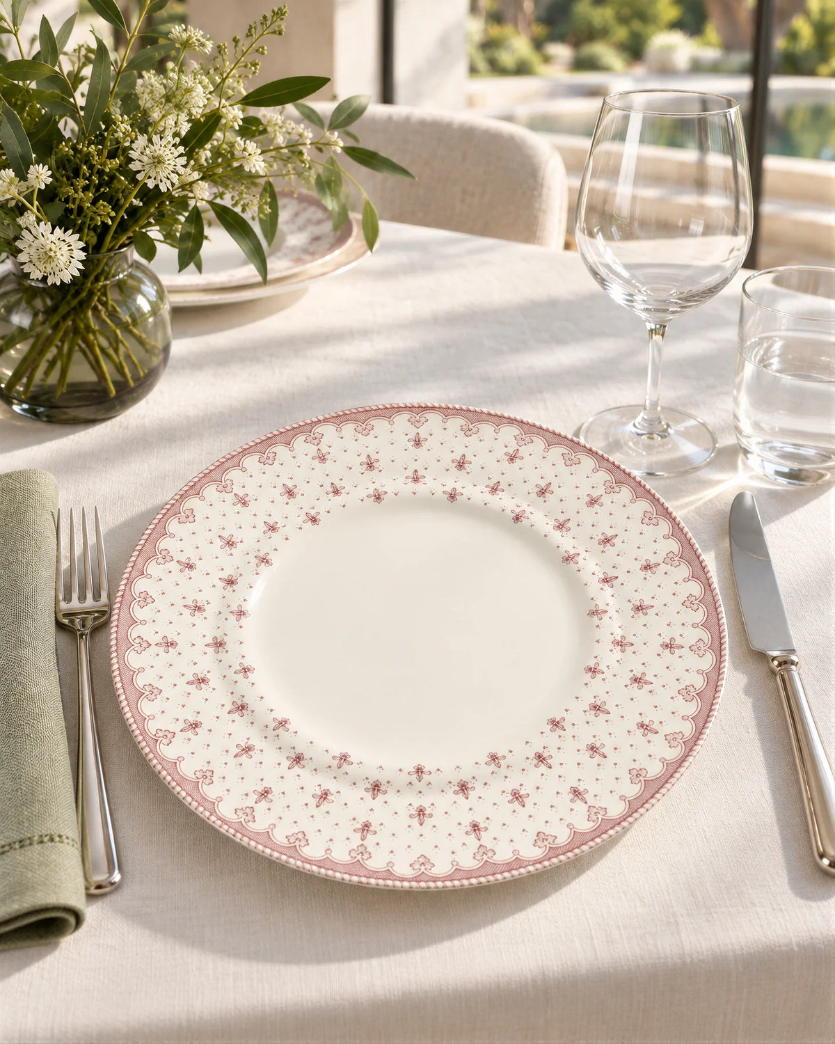 Plato Llano 28 Cm. Flor de Lis Rosa